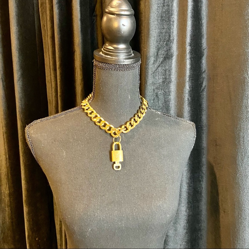 Louis Vuitton lock and key gold choker chain necklace - Picture 2 of 5